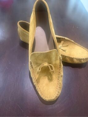 AEROSOLES tan Suede Bow Loafers